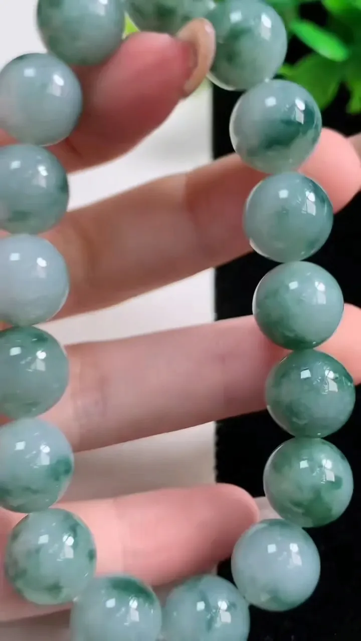 天然A货翡翠种飘花圆珠手串17颗，尺寸11.8，重量:49.94g11月11日
工厂直销收藏佳品,种好水足，色泽均匀，有种有色，上手高大气！
