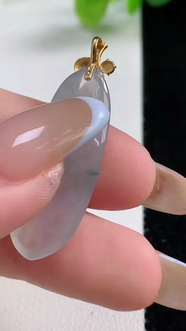 天然A货翡翠种飘花福瓜吊坠，尺寸33-11.5-4.8，重量:3.80g
11月11日