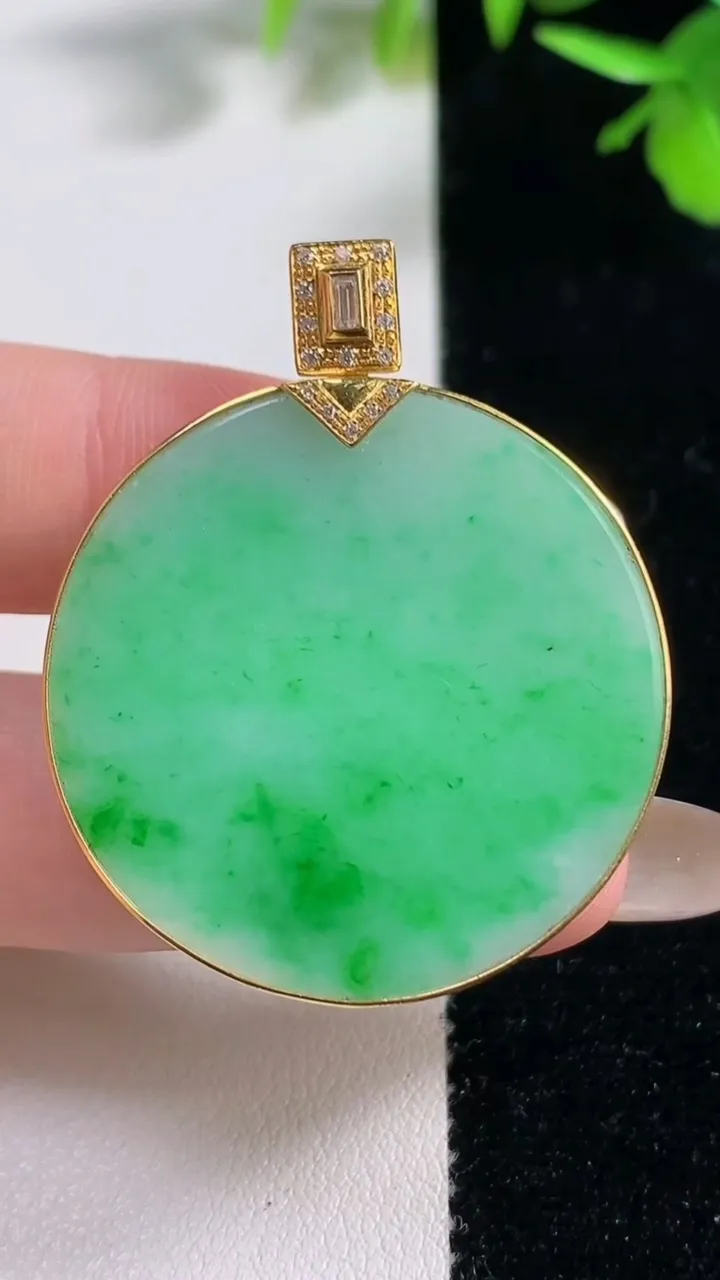 天然A货翡翠无事牌吊坠，尺寸33.8-3.8，重量:12.13g
11月11日