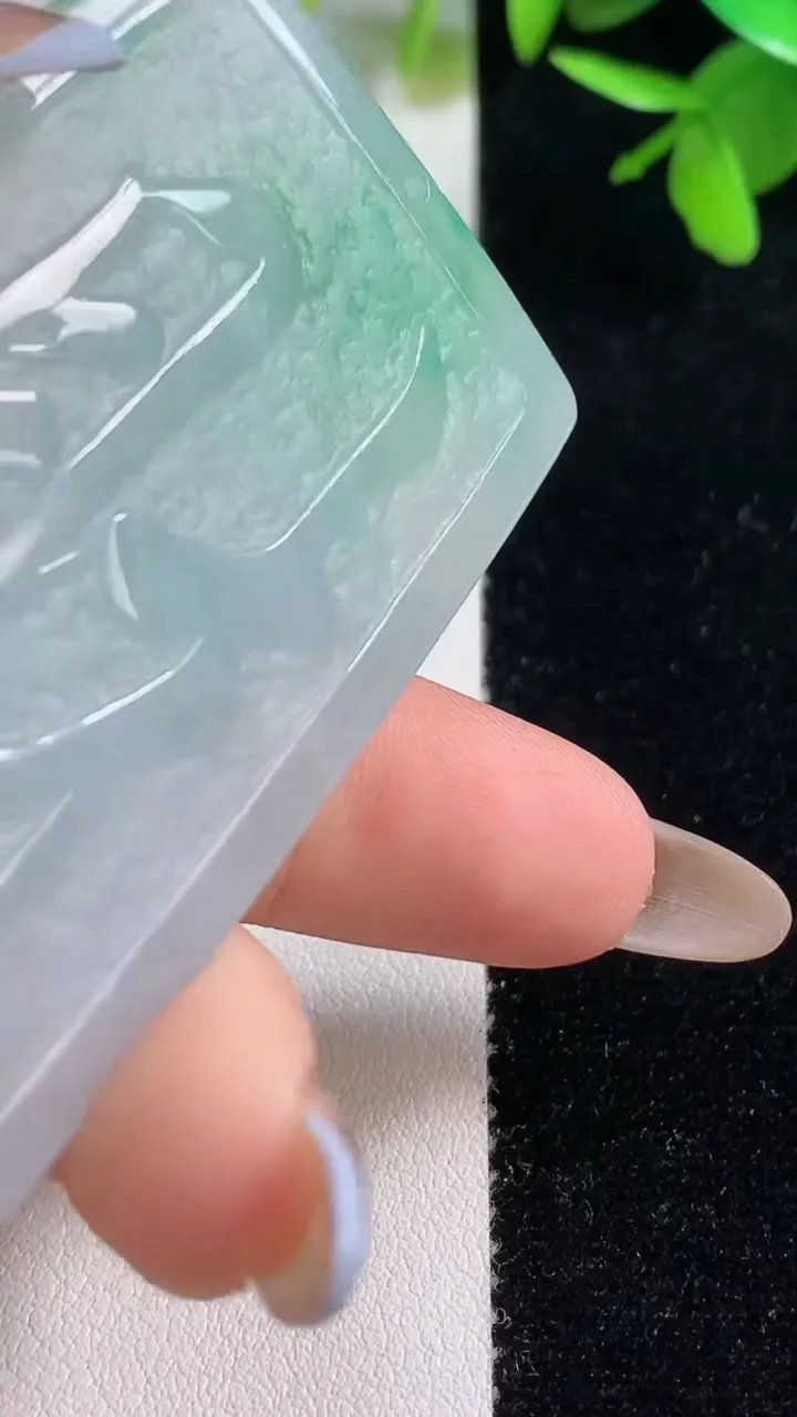 天然A货翡翠财神爷吊坠，尺寸65.2-37.6-12.3，重量:60.63g
11月11日