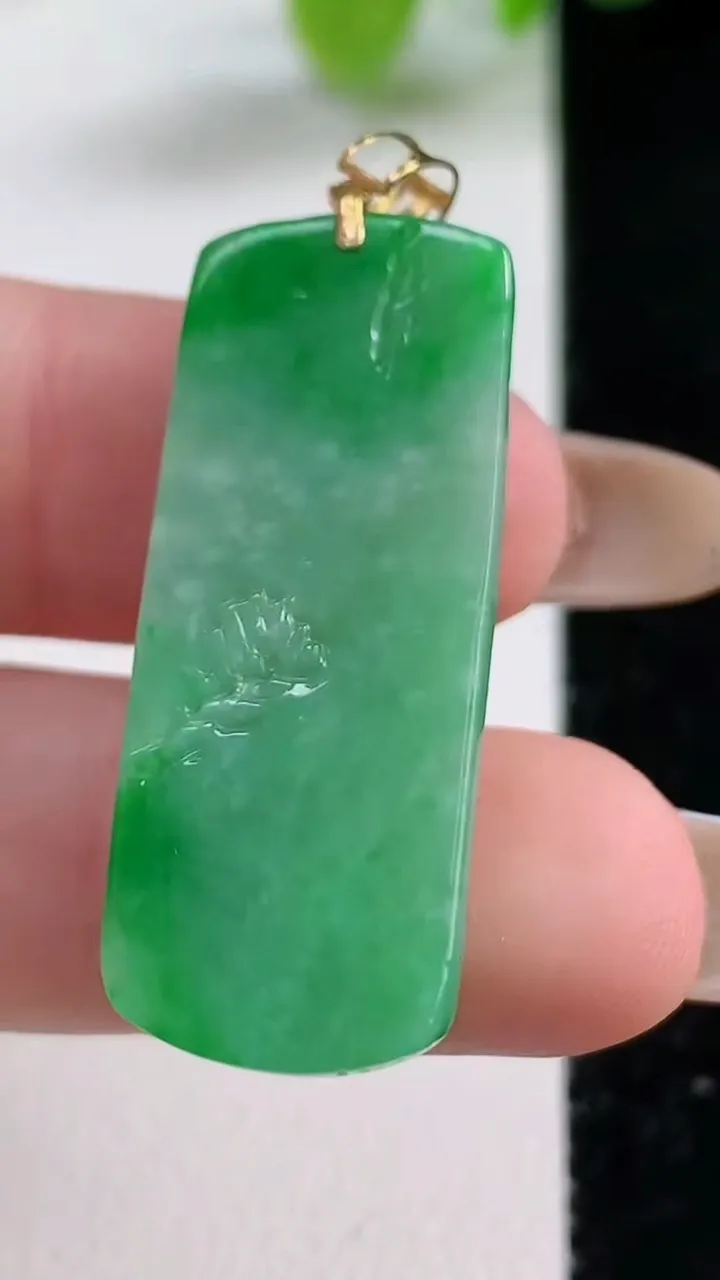 天然A货翡翠山水牌吊坠，尺寸34.6-13.6-7.1，重量:7.18g
11月11日