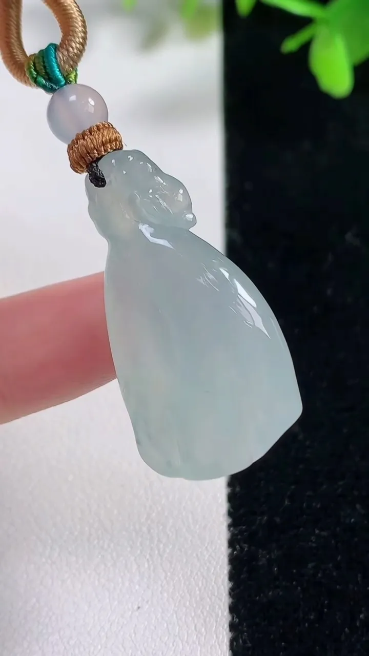 天然A货翡翠莲蓬吊坠，尺寸33.6-18-9.6，重量:12.16g
11月11日