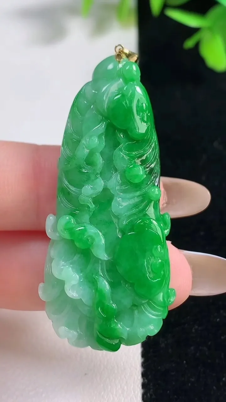 天然A货翡翠白菜吊坠，尺寸48-21.8-7.8，重量:15.19g
11月11日