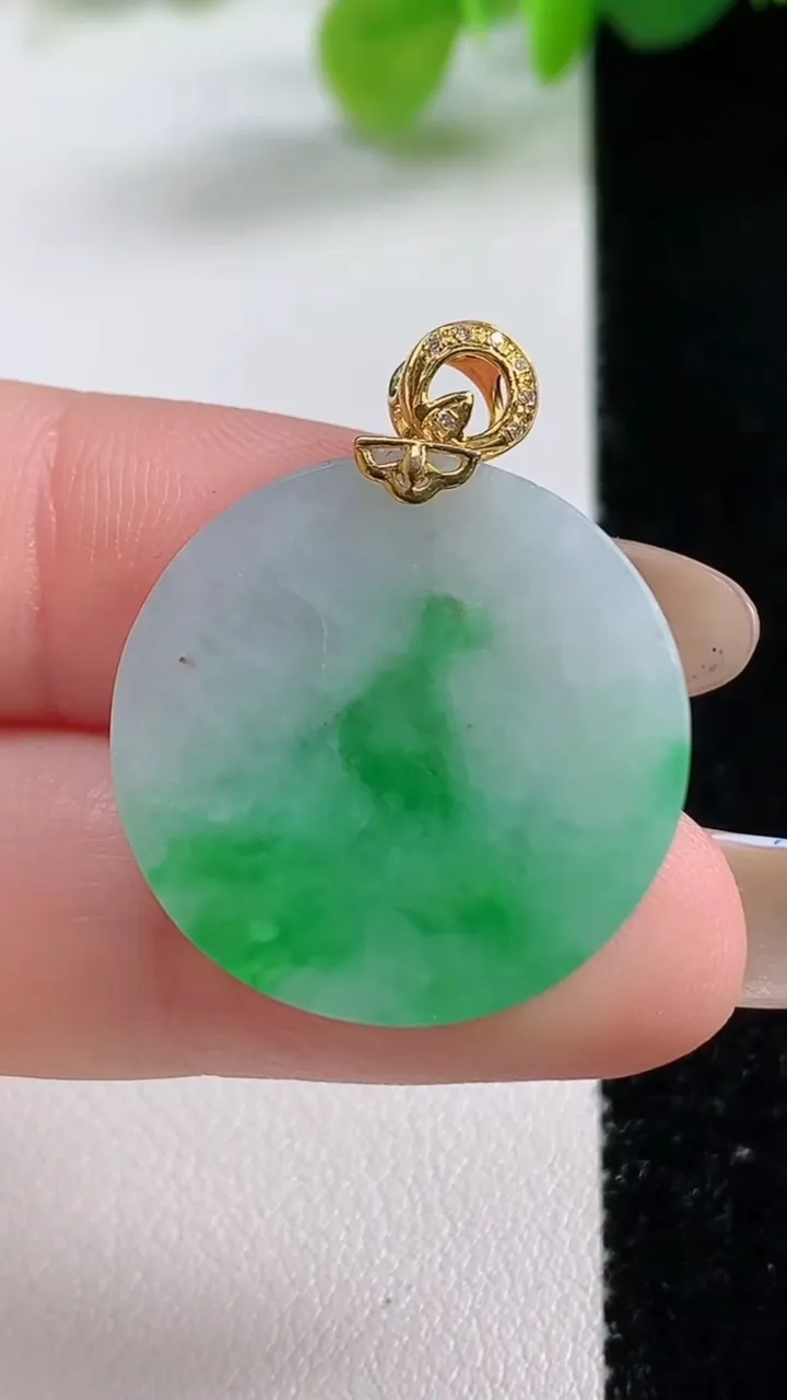 天然A货翡翠无事牌吊坠，尺寸23-5.2，重量:7.79g
11月11日