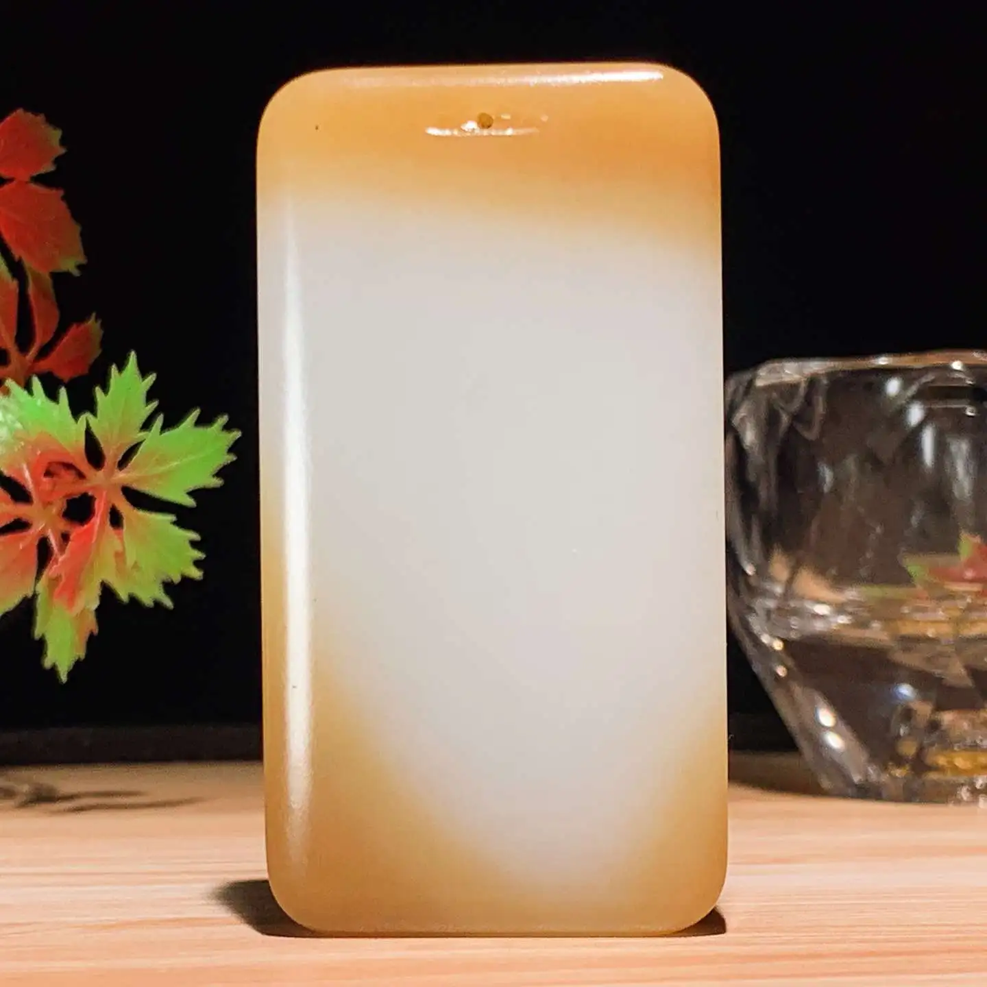 收藏级！新疆和田玉羊脂白且末糖平安无事牌挂件。 天地糖平安无事牌挂件。尺寸66/35/11重68克。玉质细腻油润。手推出油。佩戴高端典雅。lt251110