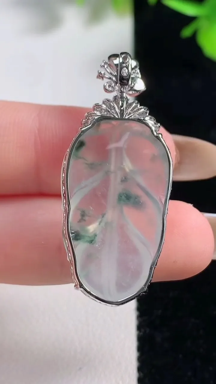 天然A货翡翠种飘花金枝玉叶 叶子吊坠，尺寸39.3-28.2-16.6-6.5，重量:5.49g
11月11日