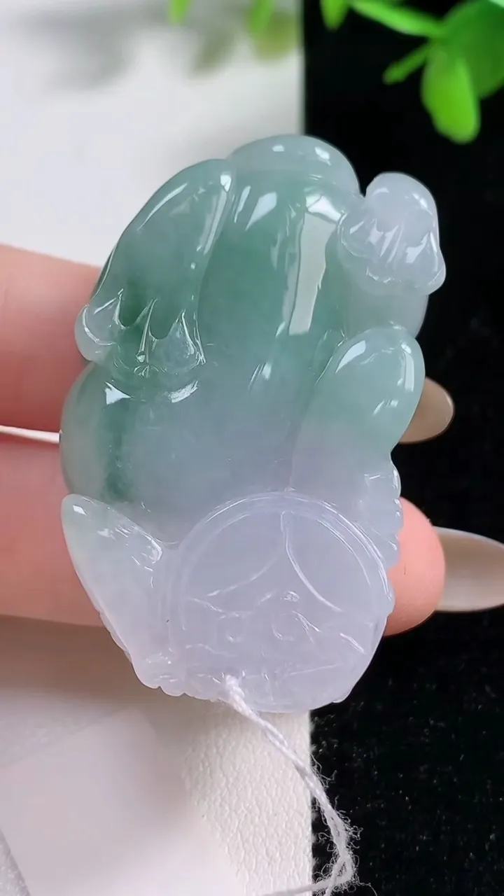 天然A货翡翠霸王貔貅吊坠，尺寸47.4-28.2-12.5，重量:35.54g
11月11日