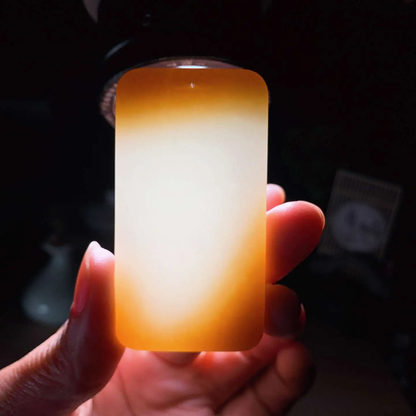 收藏级！新疆和田玉羊脂白且末糖平安无事牌挂件。 天地糖平安无事牌挂件。尺寸66/35/11重68克。玉质细腻油润。手推出油。佩戴高端典雅。lt251110