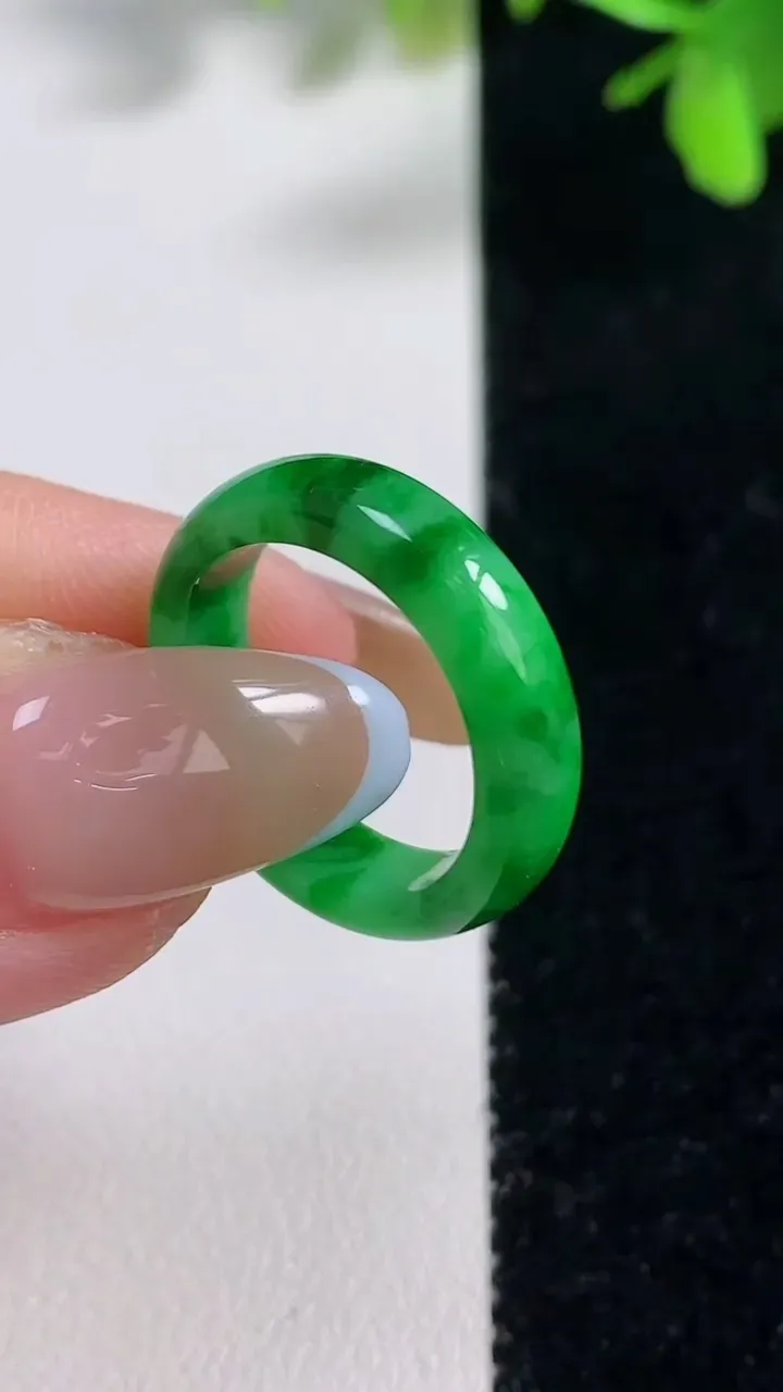 天然A货翡翠指环 戒指，尺寸16.6-4.9-2.5，重量:2.59g2025年11月11日
工厂直销收藏佳品,种好水足，色泽均匀，有种有色，上手高大气！