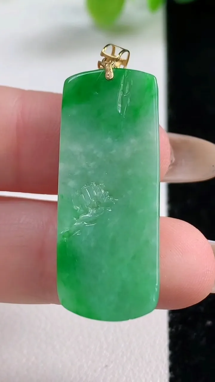 天然A货翡翠山水牌吊坠，尺寸34.6-13.6-7.1，重量:7.18g
11月11日