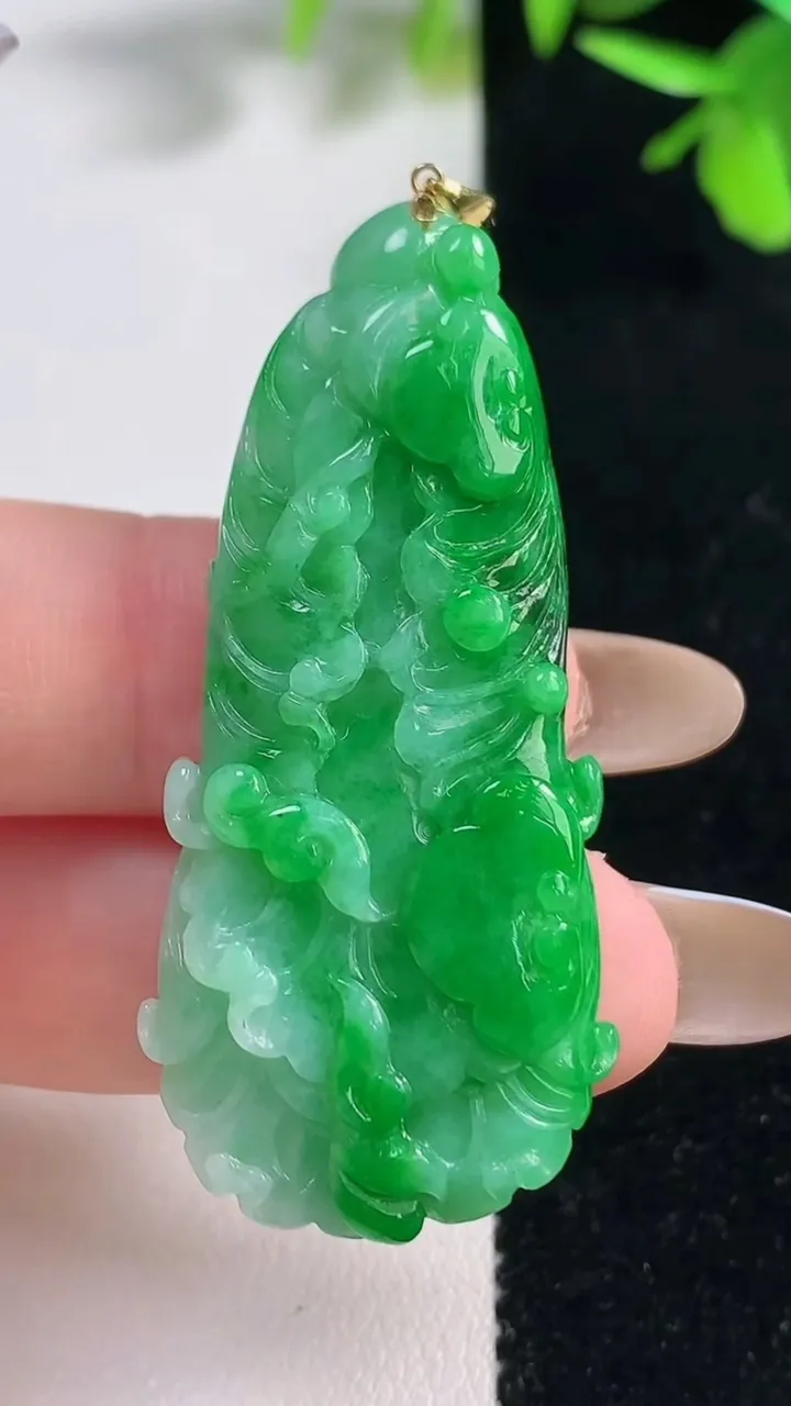 天然A货翡翠白菜吊坠，尺寸48-21.8-7.8，重量:15.19g
11月11日