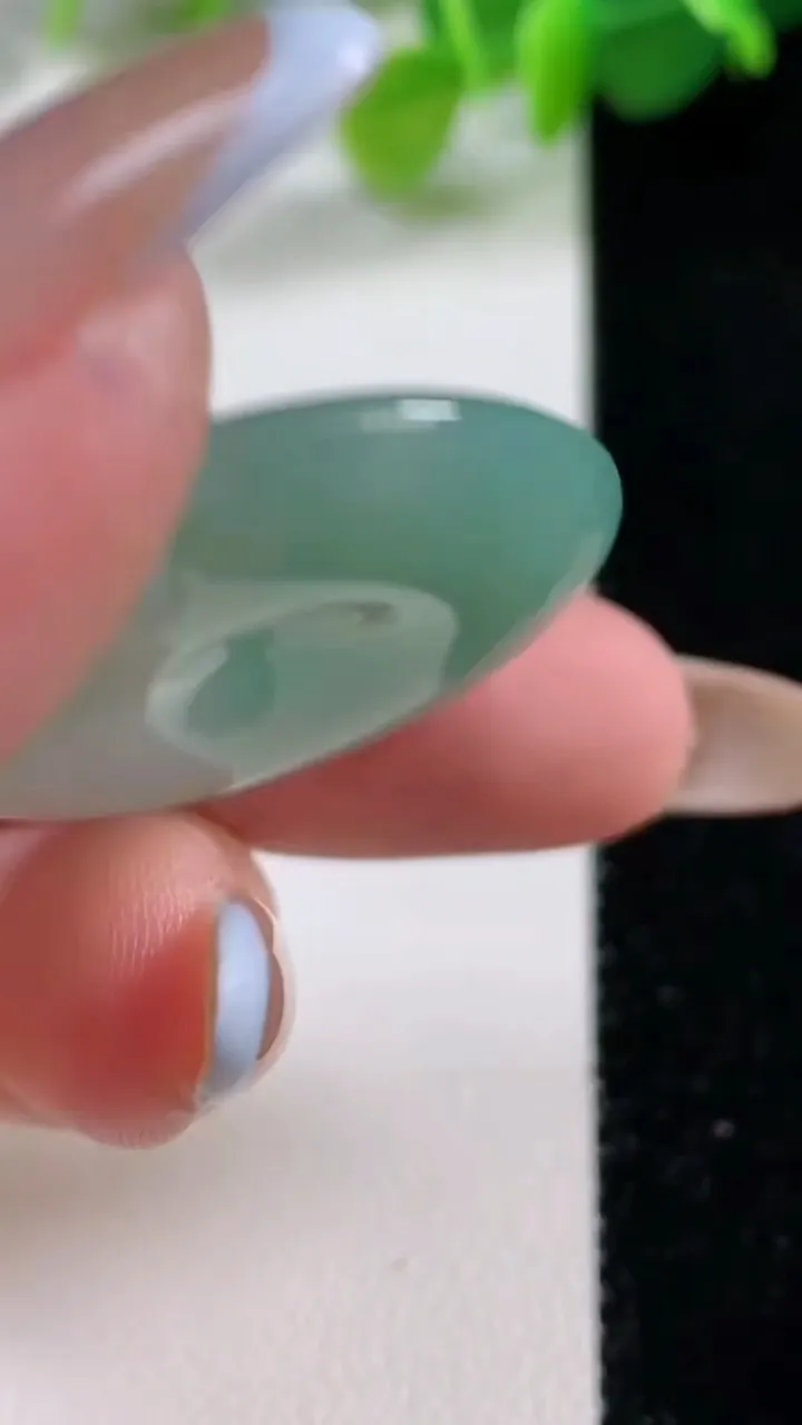 天然A货翡翠平安扣吊坠，尺寸32.8-6，重量:13.25g
11月11日