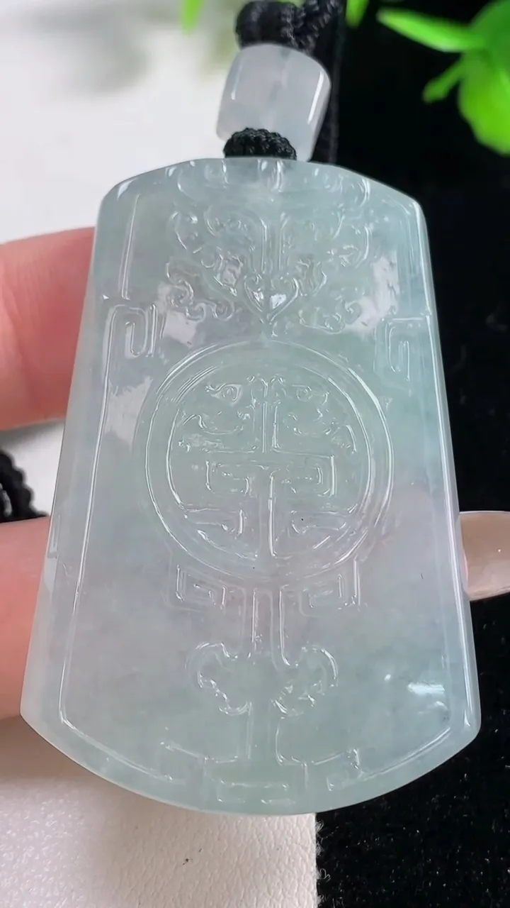 天然A货翡翠仿古无事牌吊坠，尺寸51-34.8-5.7，重量:30.06g
11月11日