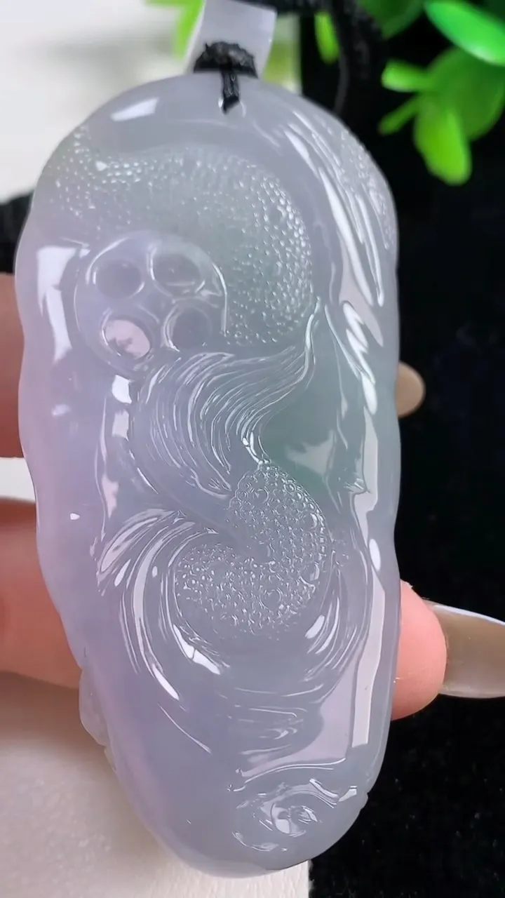 天然A货翡翠龙牌吊坠，尺寸68.4-34-14.8，重量:64.48g
11月11日