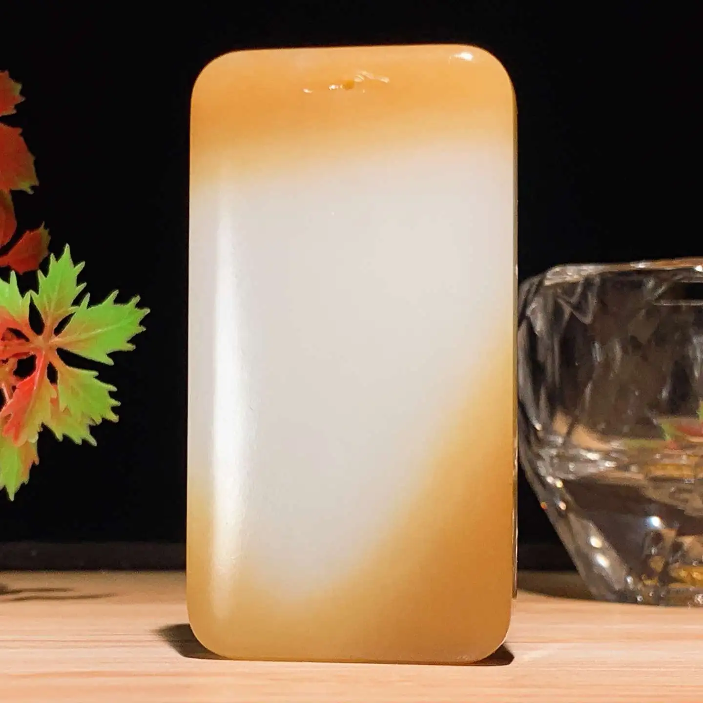 收藏级！新疆和田玉羊脂白且末糖平安无事牌挂件。 天地糖平安无事牌挂件。尺寸66/35/11重68克。玉质细腻油润。手推出油。佩戴高端典雅。lt251110