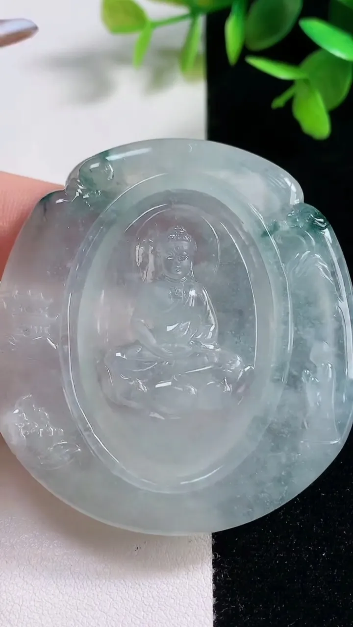 天然A货翡翠冰种飘花大日如来吊坠，尺寸56.8-52.8-6.7，重量:39.18g
11月11日