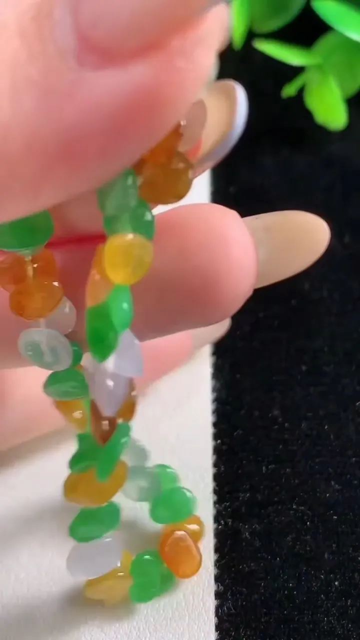 天然A货翡翠种三彩莲蓬手串58颗，尺寸6-4.8-3.3，重量:10.78g11月11日
工厂直销收藏佳品,种好水足，色泽均匀，有种有色，上手高大气！