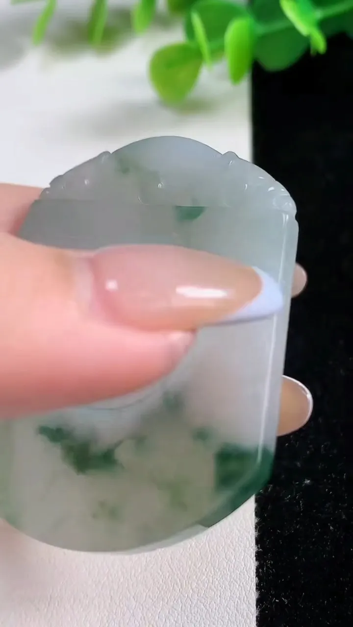 天然A货翡翠冰种飘花仿古无事牌吊坠，尺寸50-43-4.3，重量:21.91g
11月11日