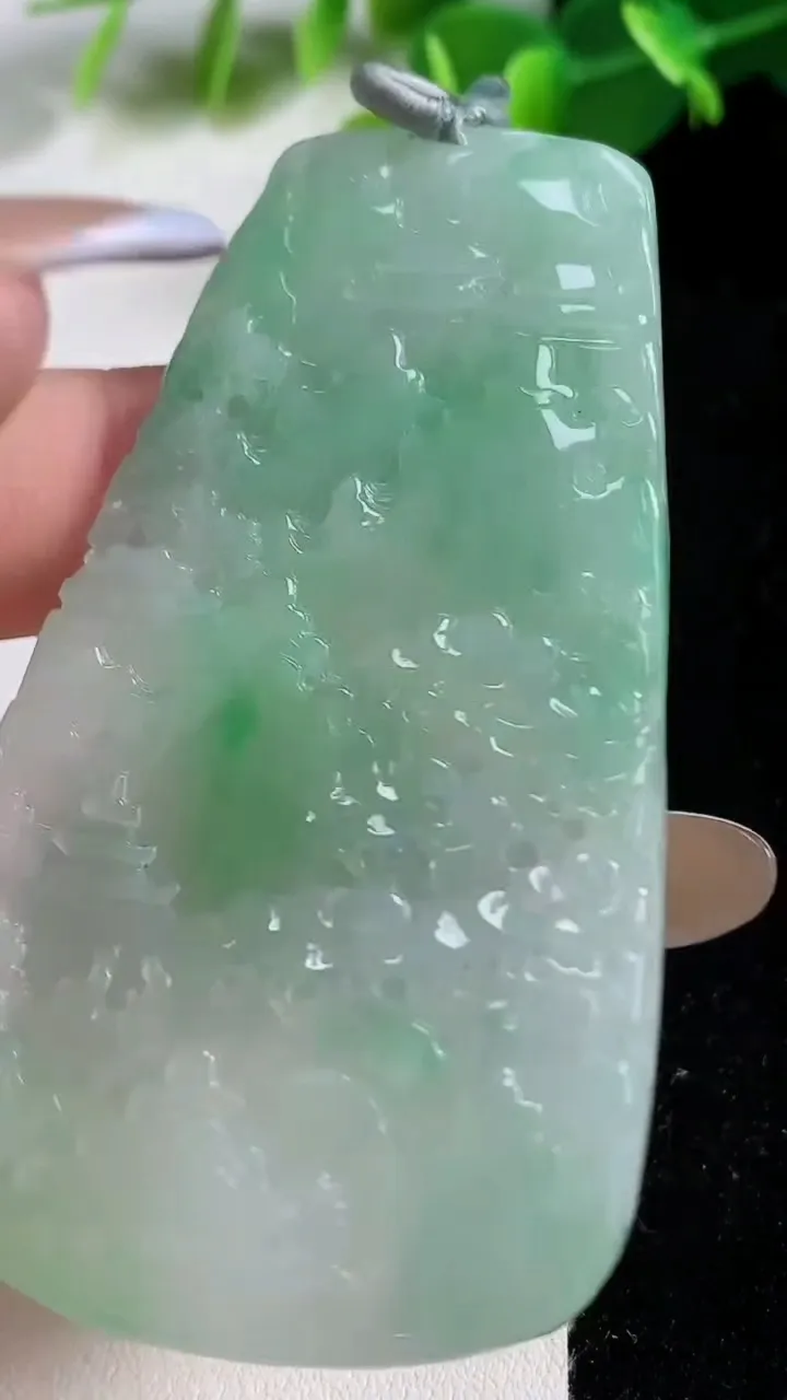 天然A货翡翠山水牌吊坠，尺寸69.3-42.8-5.2，重量:31.93g
11月11日