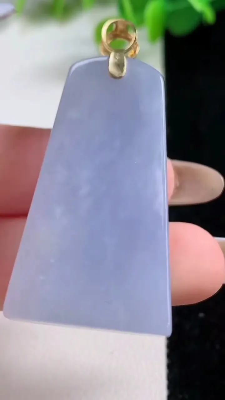 天然A货翡翠种紫罗兰无事牌吊坠，尺寸42.5-24.6-7.6，重量:22.32g
11月12日