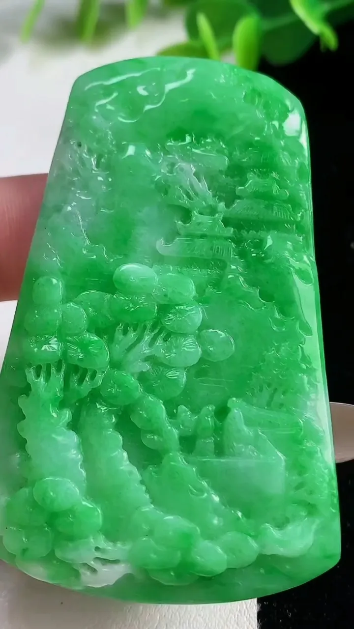 天然A货翡翠山水牌吊坠，尺寸64-41-6，重量:30.49g
11月12日