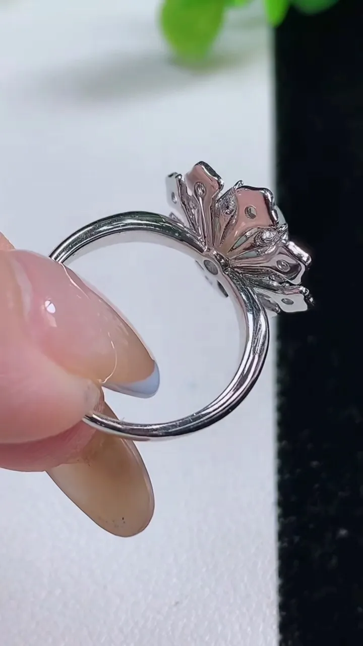 天然A货翡翠种白冰蛋面戒指，尺寸17-8.1-8.4，重量:5.72g2025年11月12日
工厂直销收藏佳品,种好水足，色泽均匀，有种有色，上手高大气！