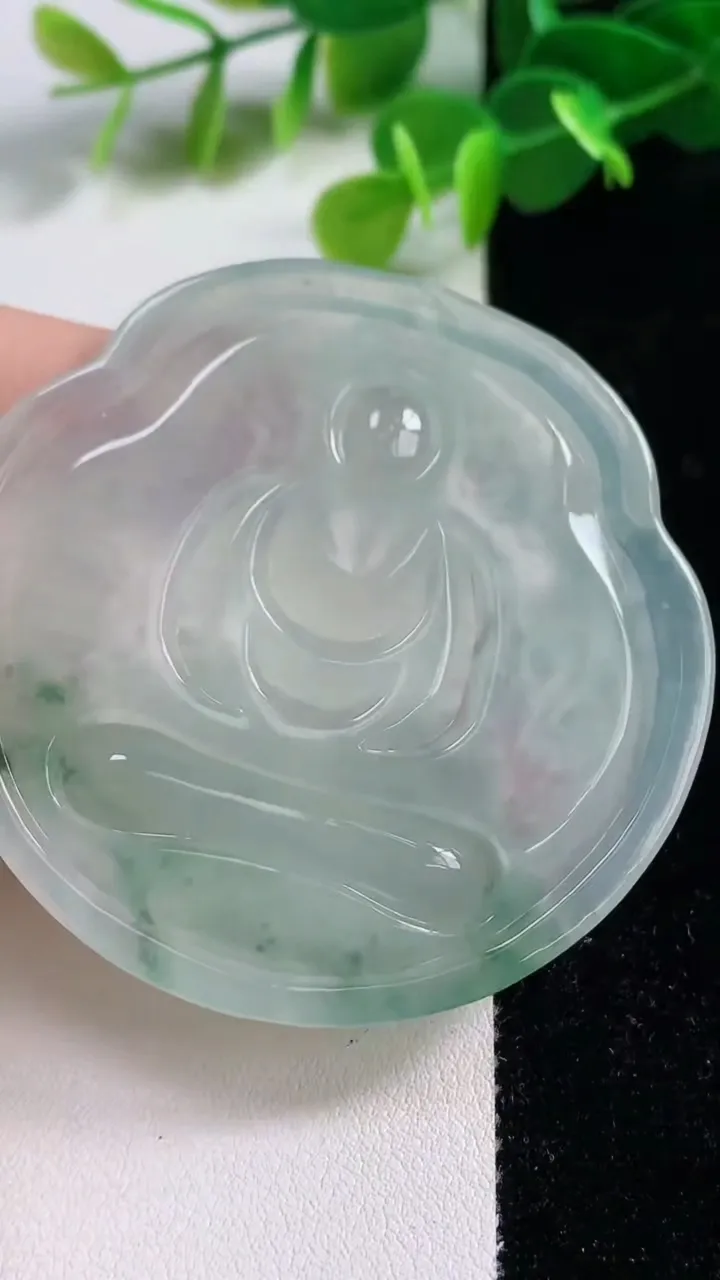 天然A货翡翠种飘花度母观音菩萨吊坠，尺寸57.5-58-6，重量:35.26g
11月12日