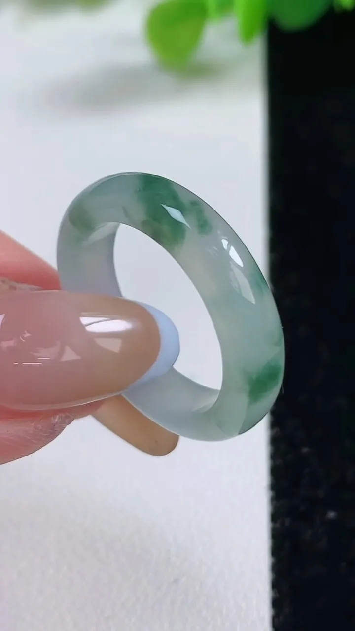 天然A货翡翠冰种飘花指环 戒指，尺寸17.8-5.4-3.3，重量:4.23g2025年11月12日
工厂直销收藏佳品,种好水足，色泽均匀，有种有色，上手高大气！