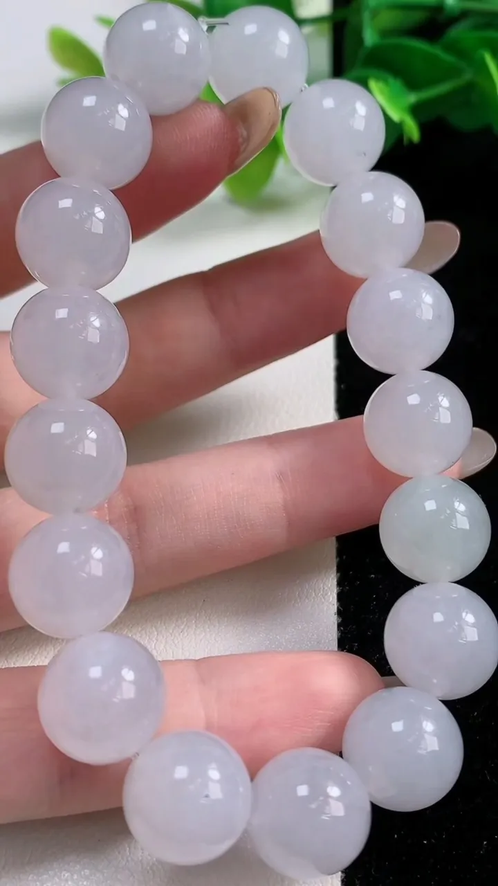 天然A货翡翠种白冰圆珠手串17颗，尺寸12.4，重量:56.42g11月12日
工厂直销收藏佳品,种好水足，色泽均匀，有种有色，上手高大气！