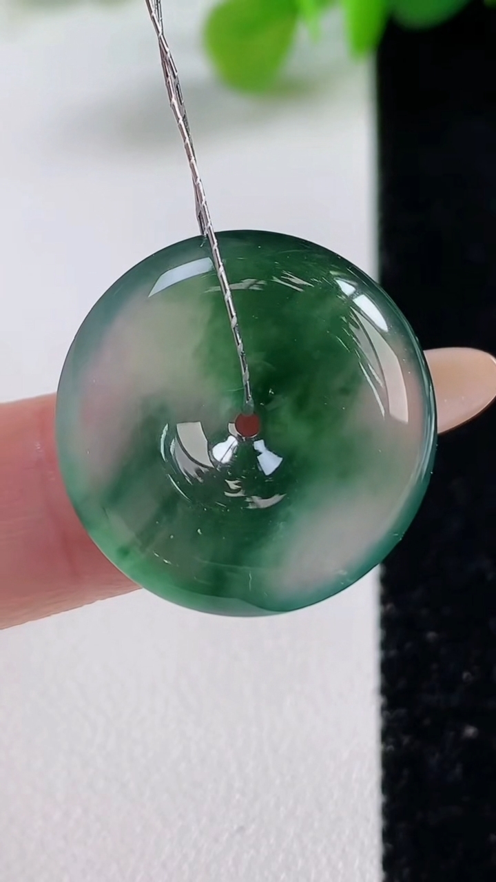 天然A货翡翠种飘花平安扣吊坠，尺寸22.4-4.7，重量:4.90g
11月12日