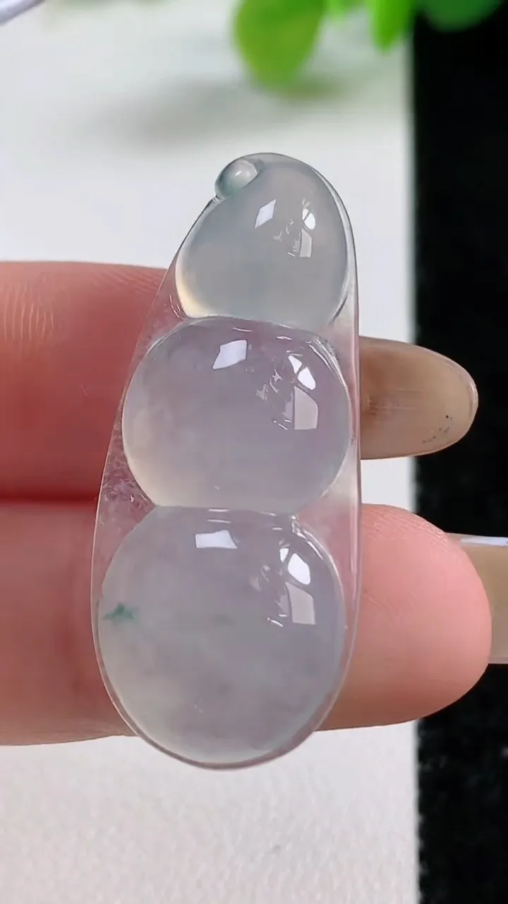 天然A货翡翠冰种飘花福豆镶嵌件，尺寸35.6-15.2-6，重量:5.52g
11月12日