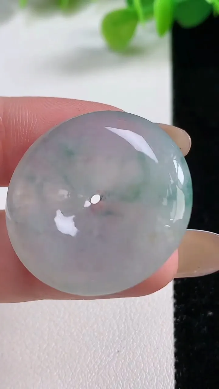 天然A货翡翠冰种飘花平安扣吊坠，尺寸29-5.7，重量:9.88g
11月12日