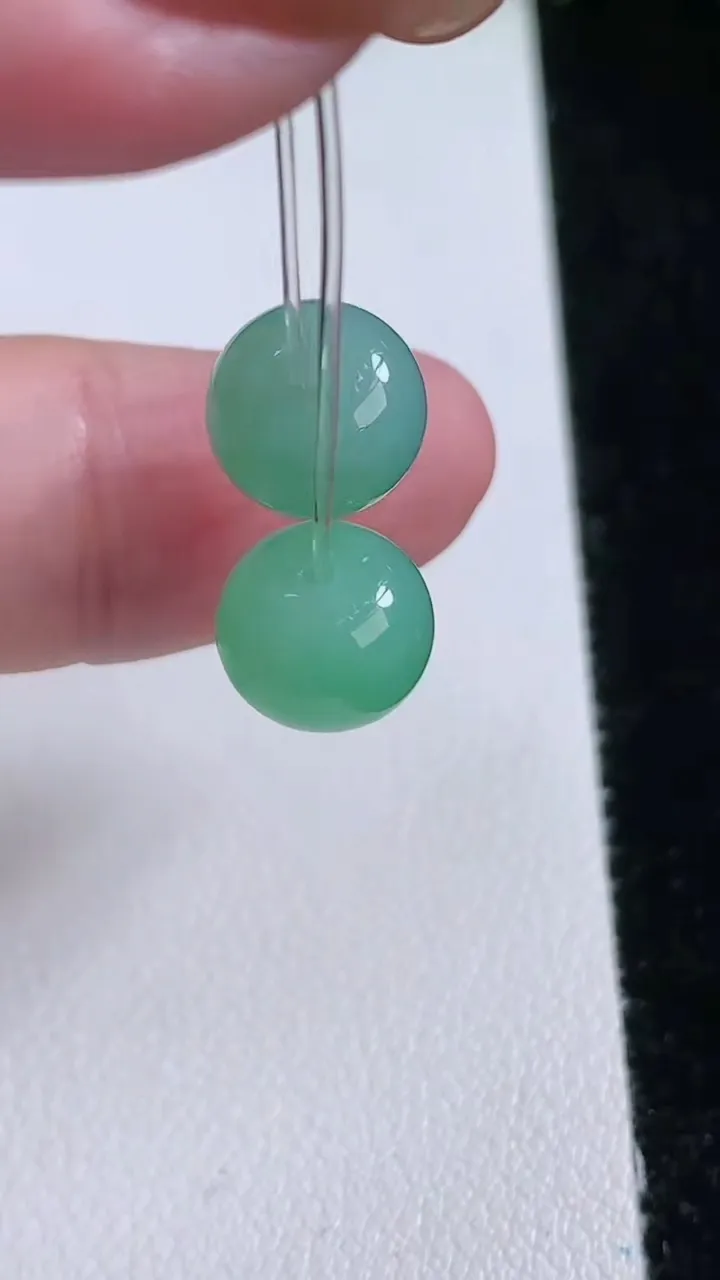 天然A货翡翠路路通吊坠一对，尺寸9.4-7.3，重量:2.76g
11月12日