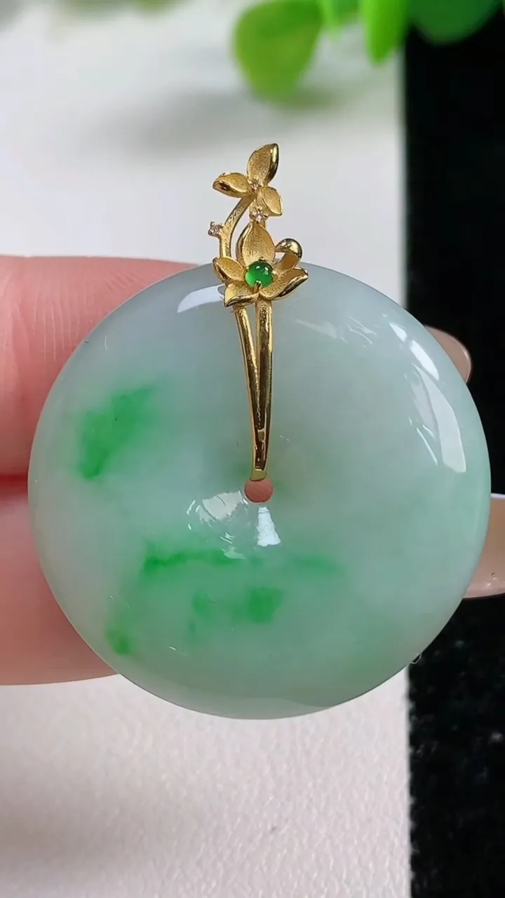 天然A货翡翠平安扣吊坠，尺寸29.8-6.7，重量:12.72g
11月12日