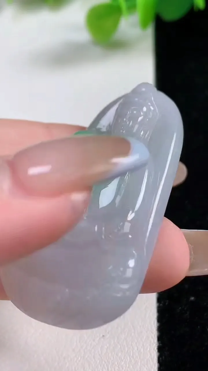 天然A货翡翠大势至观音菩萨吊坠，尺寸48-24-6.7，重量:15.86g
11月12日