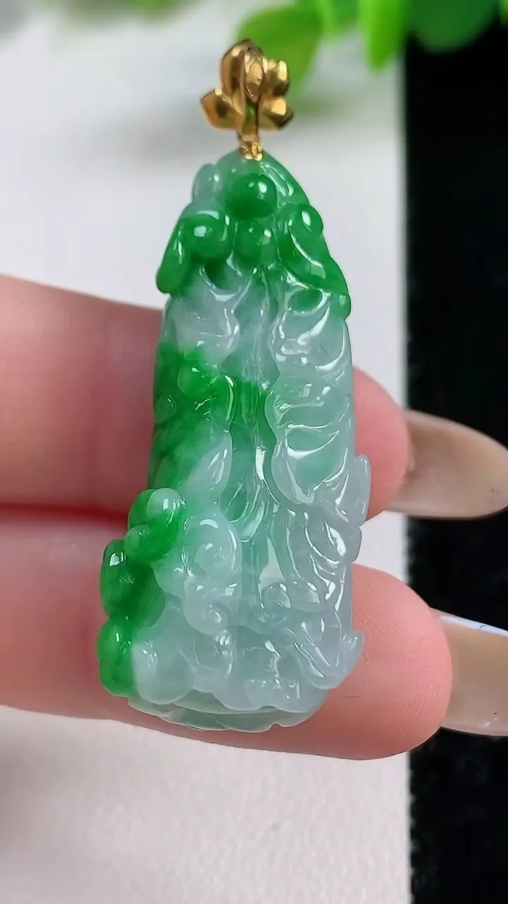 天然A货翡翠白菜吊坠，尺寸40.4-16.4-11.8，重量:10.34g
11月12日
