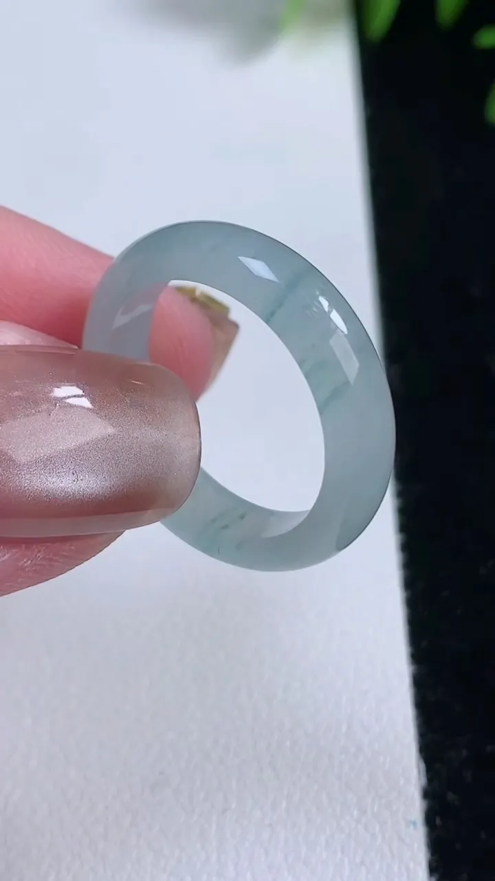 天然A货翡翠冰种飘花指环戒指，尺寸19.5-5.4-3.1，重量:3.57g2025年11月12日
工厂直销收藏佳品,种好水足，色泽均匀，有种有色，上手高大气！