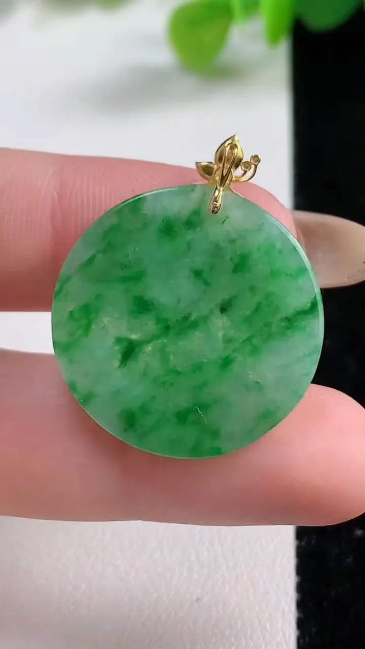 天然A货翡翠无事牌吊坠，尺寸24.4-2.5，重量:4.20g
11月12日