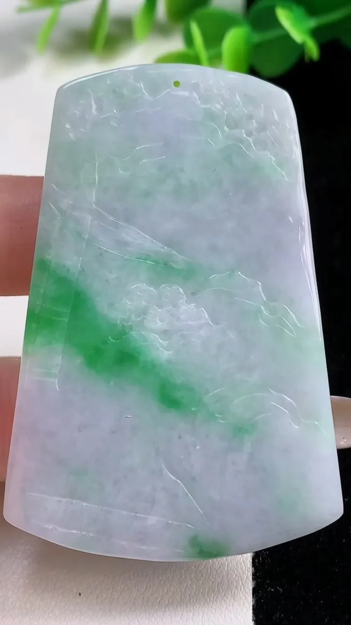 天然A货翡翠山水牌吊坠，尺寸62.4-41.8-6.2，重量:34.26g
11月12日