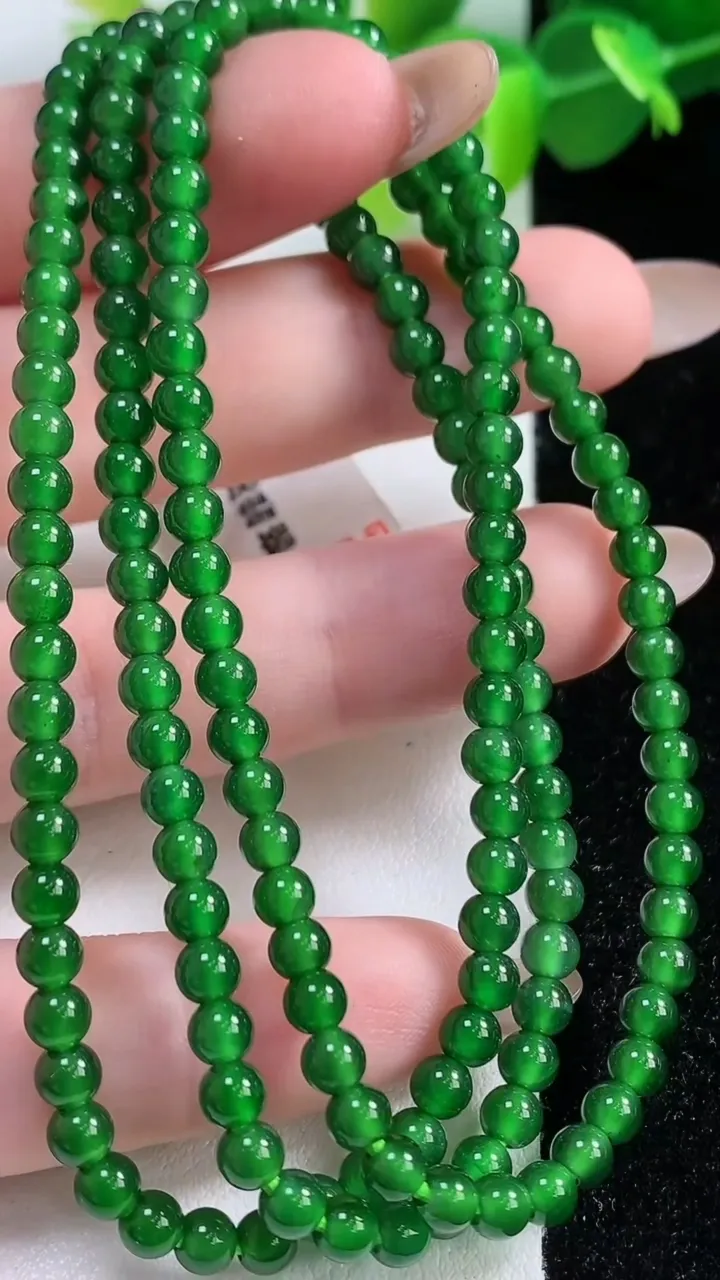 天然A货翡翠小米圆珠项链155颗，尺寸4，重量:17.50g
11月12日