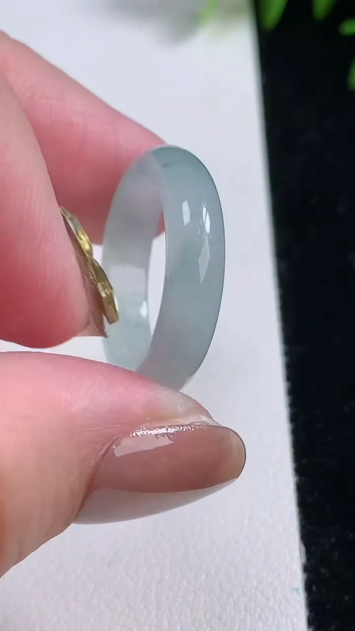 天然A货翡翠冰种飘花指环戒指，尺寸19.5-5.4-3.1，重量:3.57g2025年11月12日
工厂直销收藏佳品,种好水足，色泽均匀，有种有色，上手高大气！