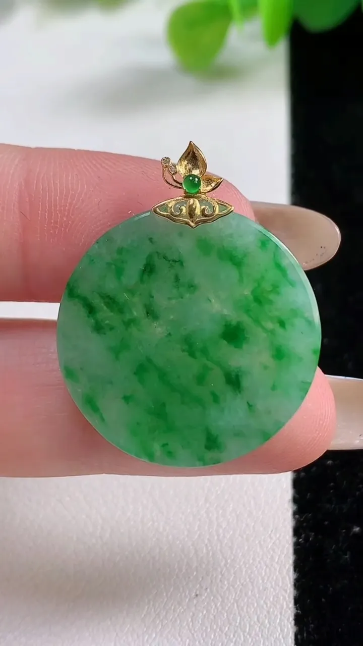 天然A货翡翠无事牌吊坠，尺寸24.4-2.5，重量:4.20g
11月12日