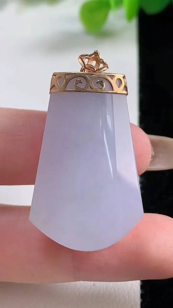 天然A货翡翠种紫罗兰福瓜吊坠，尺寸32-12.8-6.7，重量:5.93g
11月12日