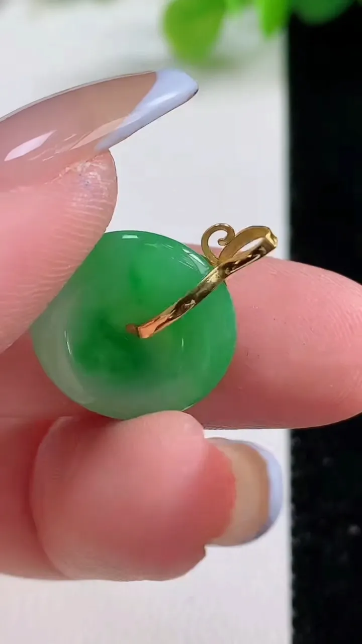天然A货翡翠小平安扣吊坠，尺寸15.8-3.3，重量:1.88g
11月12日