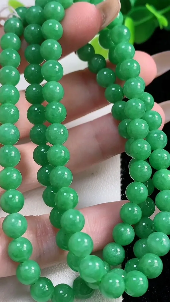 天然A货翡翠圆珠项链94颗，尺寸6.4，重量:45.90g11月12日
工厂直销收藏佳品,种好水足，色泽均匀，有种有色，上手高大气！
