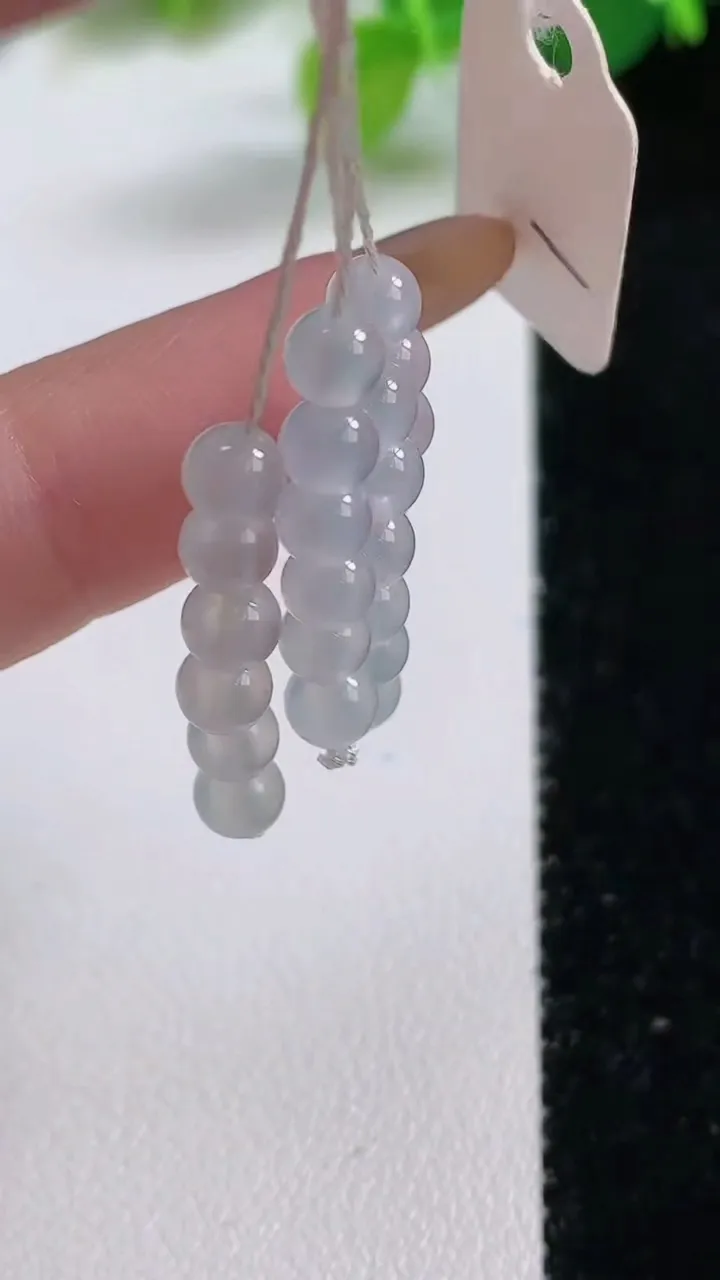 天然A货翡翠圆珠吊坠一手，尺寸4.6，重量:3.58g
11月12日