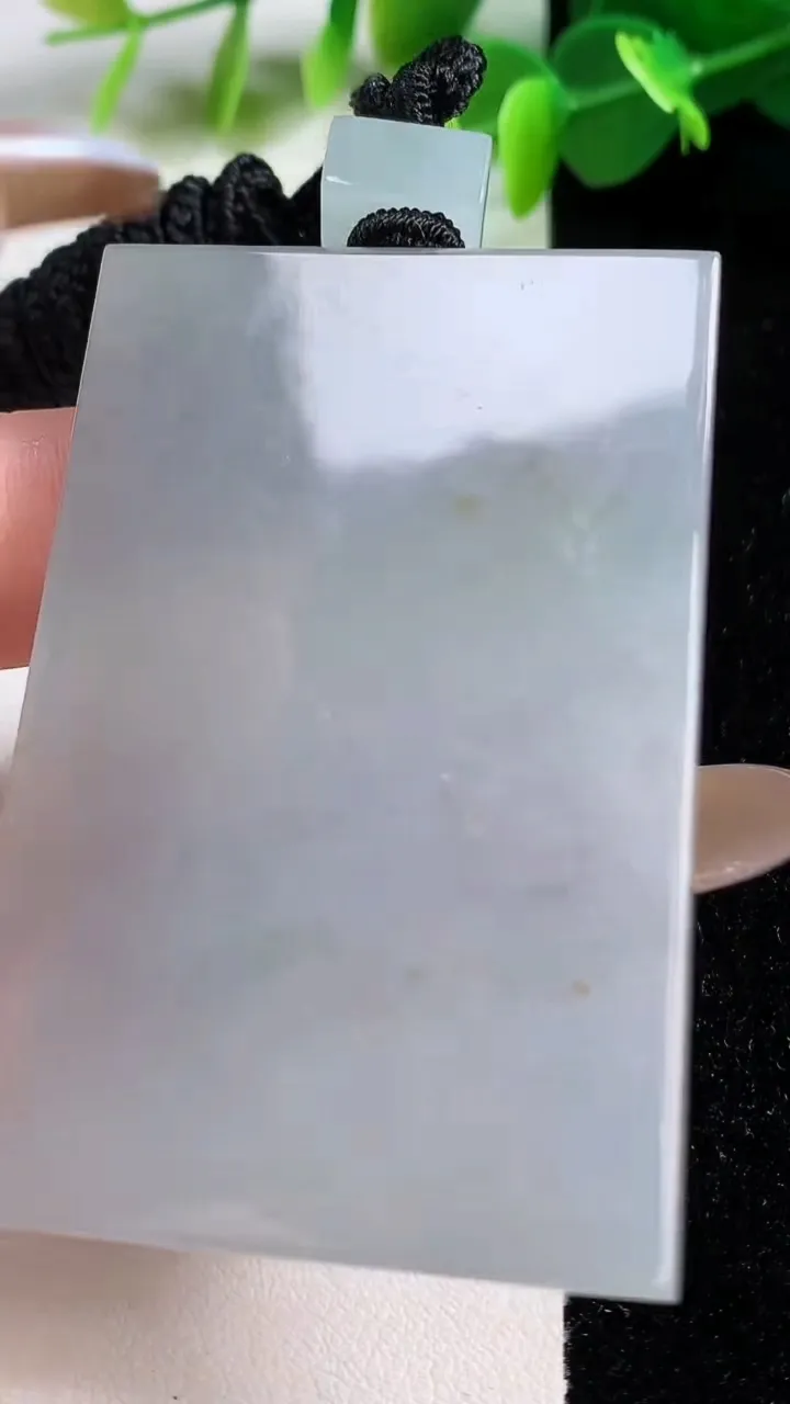 天然A货翡翠无事牌吊坠，尺寸59.7-39.6-6，重量:53.47g
11月12日