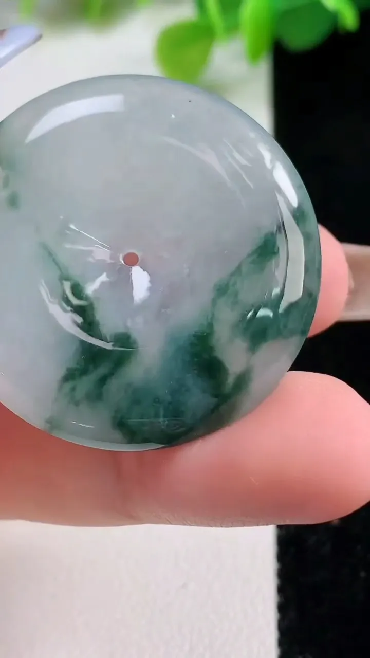 天然A货翡翠冰种飘花平安扣吊坠，尺寸34.4-5.4，重量:13.31g
11月12日