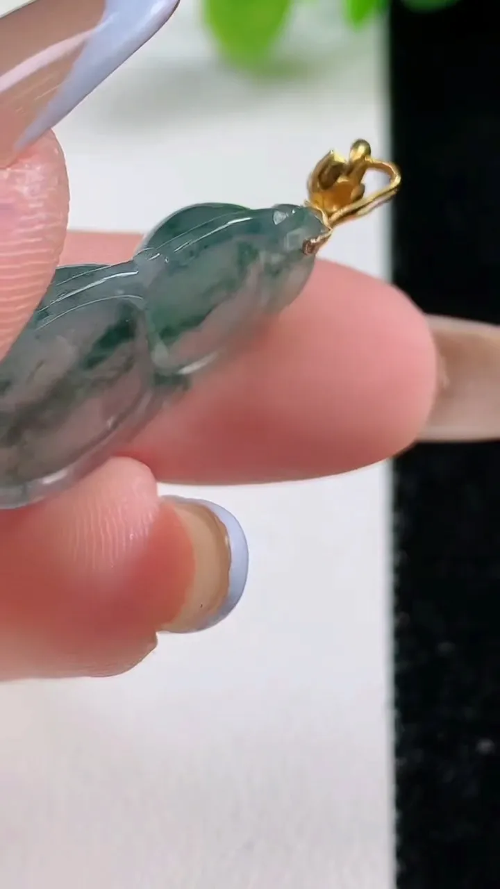 天然A货翡翠种飘花葫芦吊坠，尺寸24.3-17.4-5，重量:3.97g
11月12日