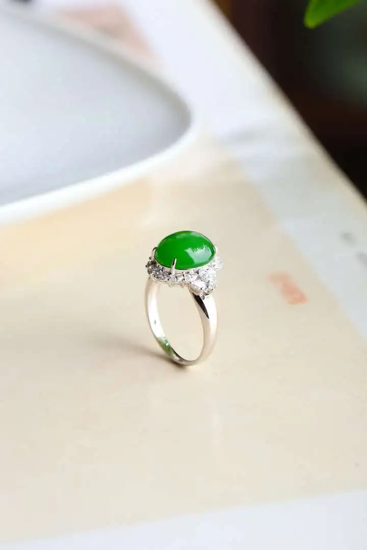 18k白金镶嵌 和田玉俄罗斯碧玉苹果绿蛋面戒指 玉质水润，款式新颖，佩戴效果简单贵气，送礼自留高大气。
裸石规格约为10*12圈口大小可调